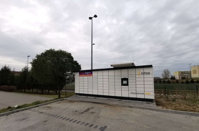 Paczkomat KTR07M parking sklepu Lewiatan
