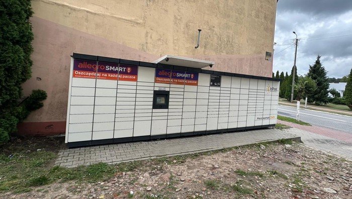 Paczkomat KTT01M Z prawej strony sklepu