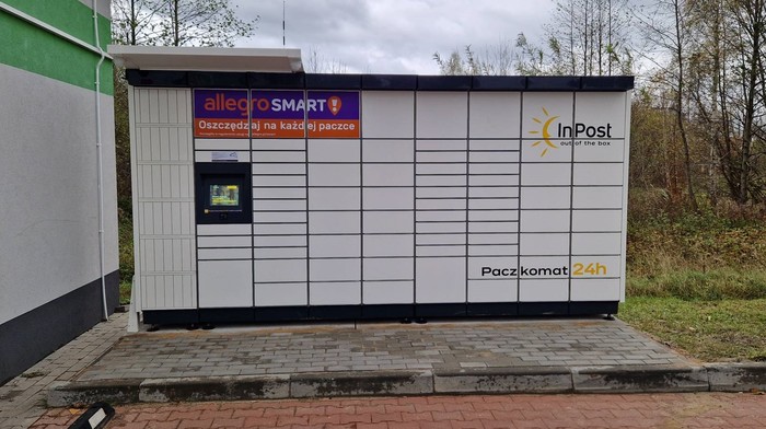 Paczkomat KTT02M parking przed sklepem