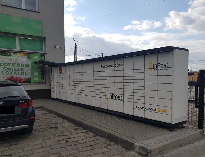 Paczkomat KTY01MP Obok głównego wejścia do sklepu