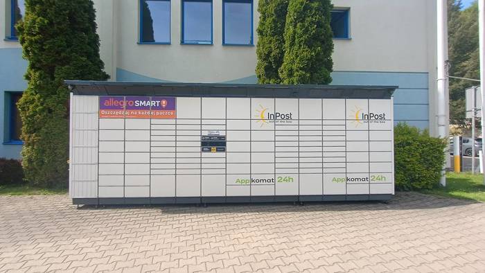Paczkomat KUD01BAPP na prawo od wejścia na basen