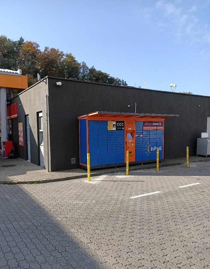 Paczkomat KUD01G Za stacją Circle K