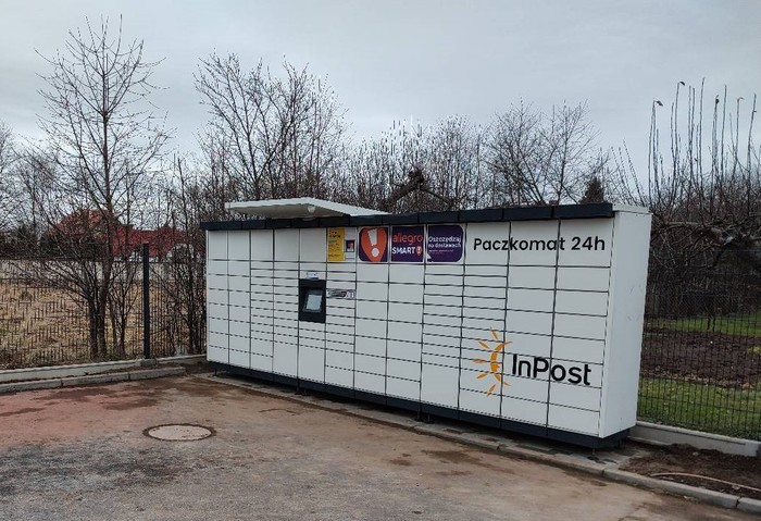 Paczkomat KUD01M Za sklepem Lidl