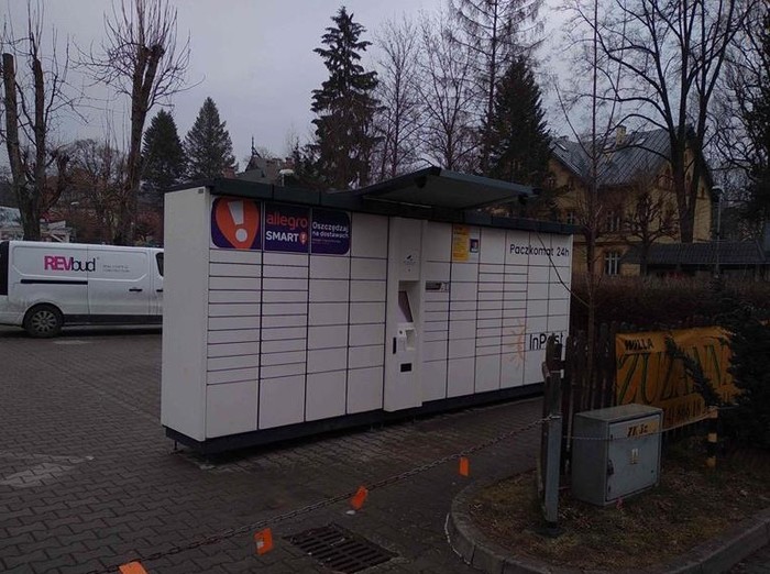Paczkomat KUD02A Na prakingu przy Villi Zuzanna