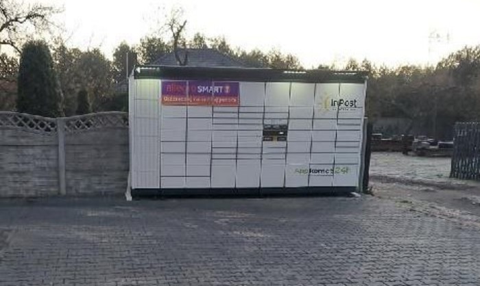 Поштомат KUDR01BAPP Na parkingu przy sklepie spożywczym