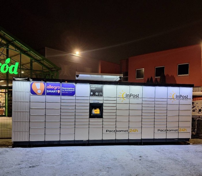 Paczkomat KUG01M parking przy sklepie ogrodniczym CH DORADO