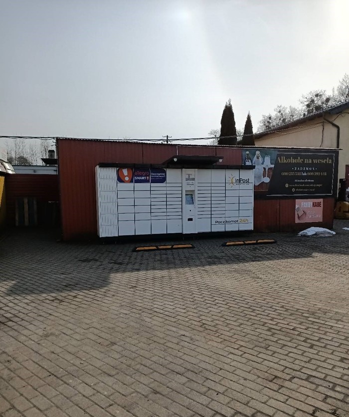 Paczkomat KUJ01A Na parkingu przy sklepie Lewiatan
