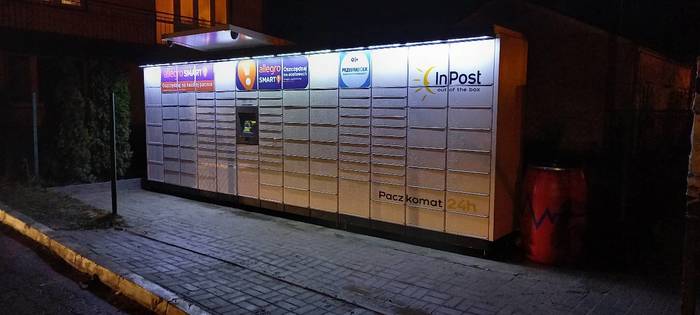 Paczkomat KUK02M Przy wjeździe na parking do urzędu gminy