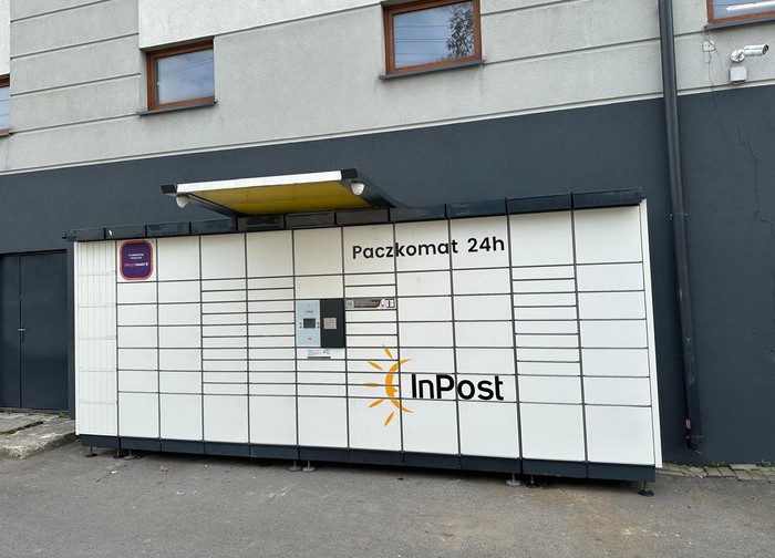 Paczkomat KUR01N Przy sklepie Delikatesy Centrum