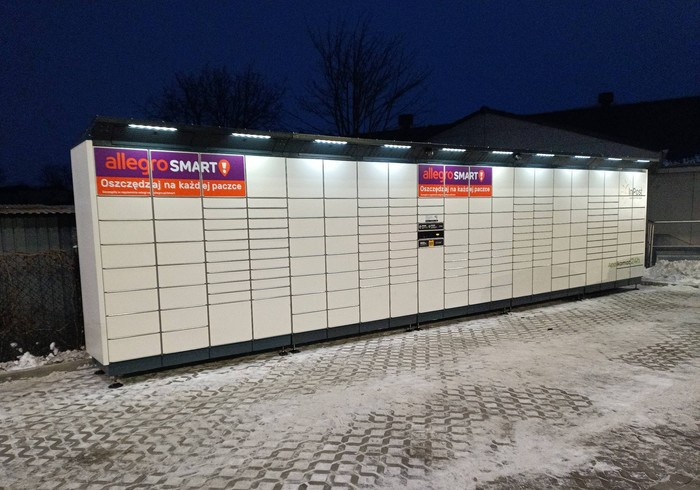 Paczkomat KUT04BAPP Na parkingu przy markecie Lidl