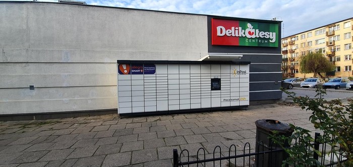 Paczkomat KUT05M Przy sklepie Delikatesy Centrum