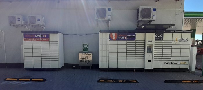 Paczkomat KUV01A parking przy stacji paliw