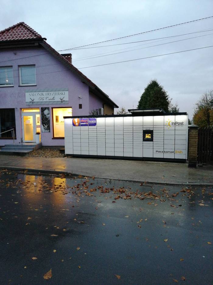 Paczkomat KUZ01M obok saloniku fryzjerskiego