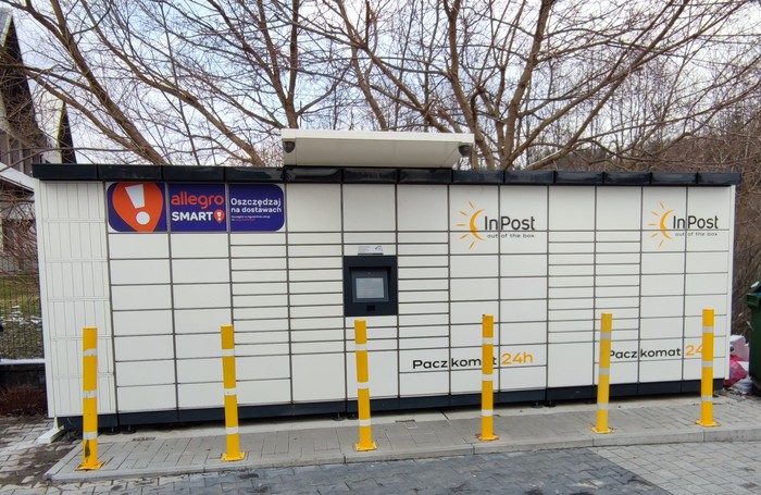 Paczkomat KVA01M Przy sklepie Rapacz Market (parking z tyłu)