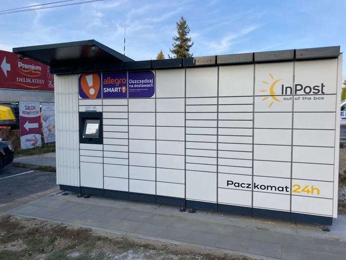 Paczkomat KVC01M Parking przed sklepem
