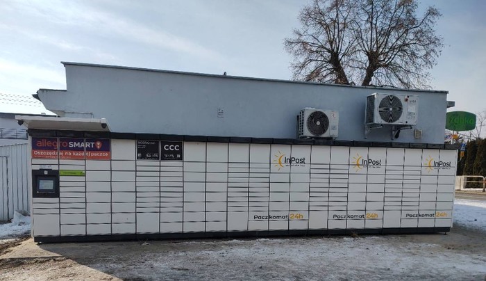 Paczkomat KVI01M Boczna ściana sklepu