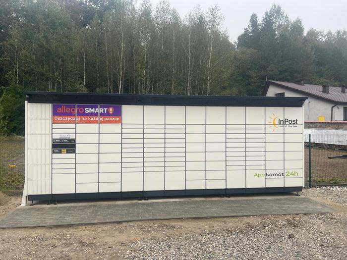 Paczkomat KVQ01BAPP Na tyłach sklepu Groszek