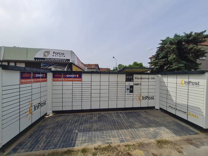 Paczkomat KWA01N Na prawo od piekarni