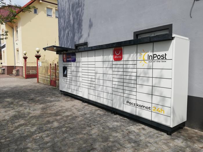 Paczkomat KWA02M Przy budynku WUZETMOT