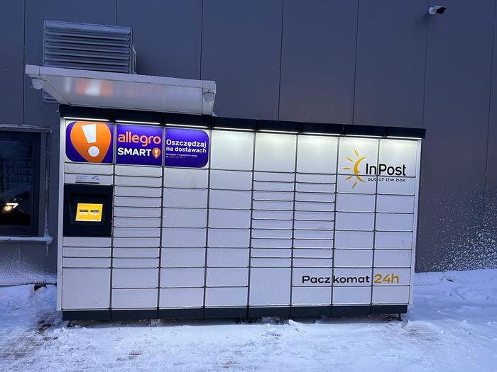 Paczkomat KWD02M Przy bocznej ścianie budynku