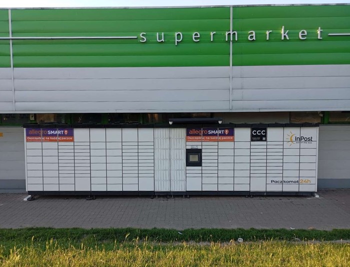 Paczkomat KWD03M przy markecie Stokrotka