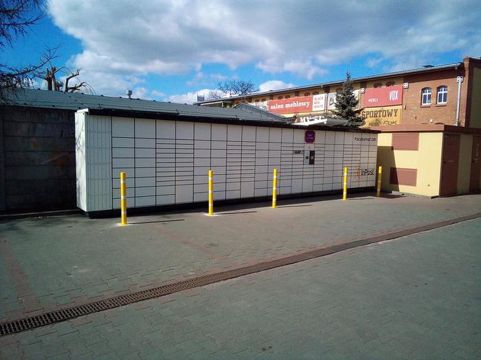 Paczkomat KWD05N Na parkingu przy Galerii Kopernik