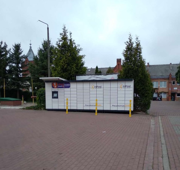 Paczkomat KWD10M przy stacji paliw