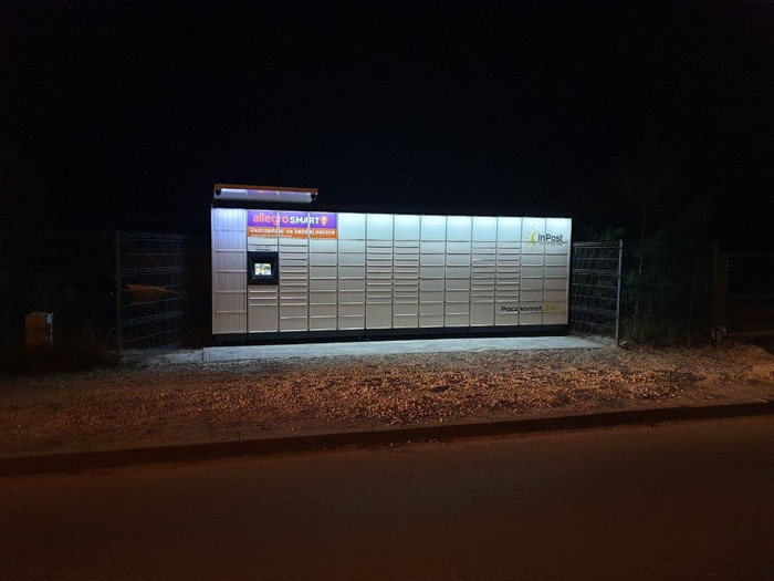 Paczkomat KWD17M W płocie przy mechaniku