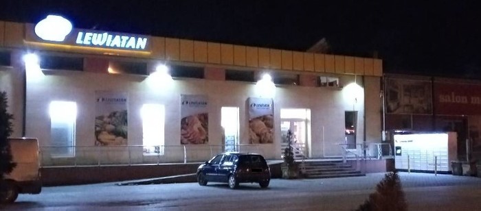 Paczkomat KWK01M Parking po lewej stronie od wejścia do sklepu