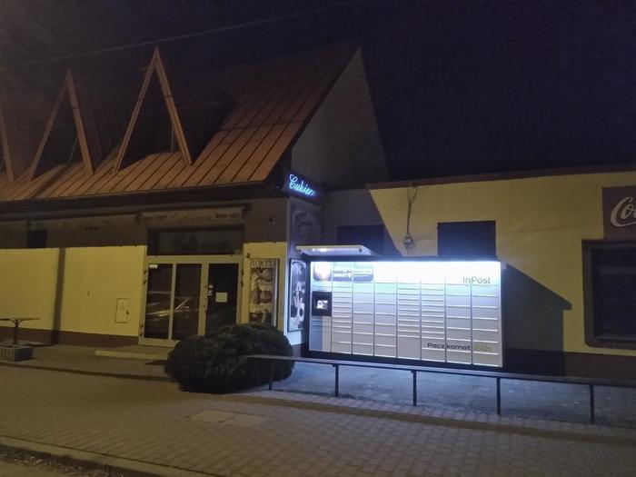Paczkomat KWK03M przed wejściem do sklepu