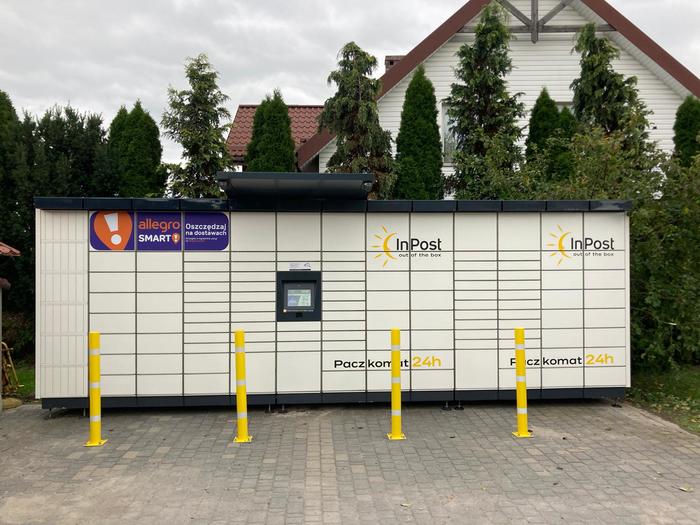 Paczkomat KWN01M parking za sklepem Żabka