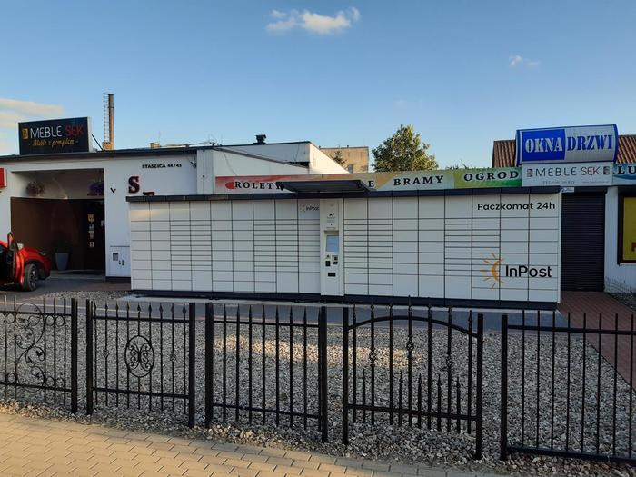 Paczkomat KWP01A Lokalizacja przy salonie meblowym Meble Sęk