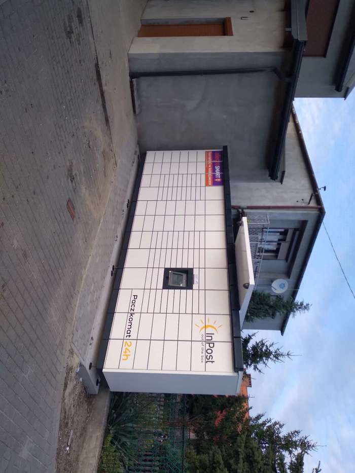 Paczkomat KWS03M parking przy sklepie spożywczym