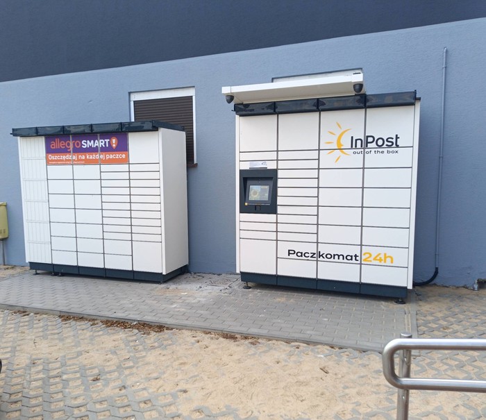 Paczkomat KWS04M parking przy sklepie