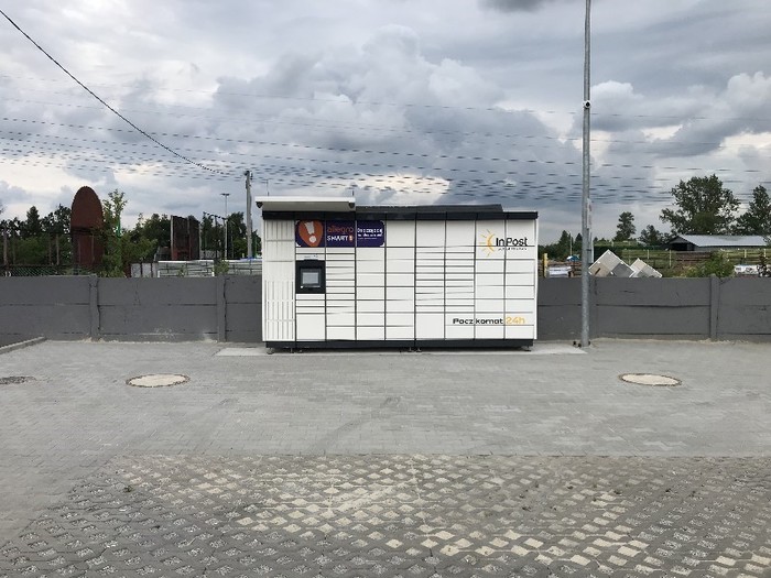 Paczkomat KWX02M Na parkingu myjni bezdotykowej