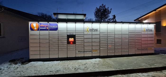 Paczkomat KWY01M Na parkingu sklepu spożywczego Zielony Koszyk