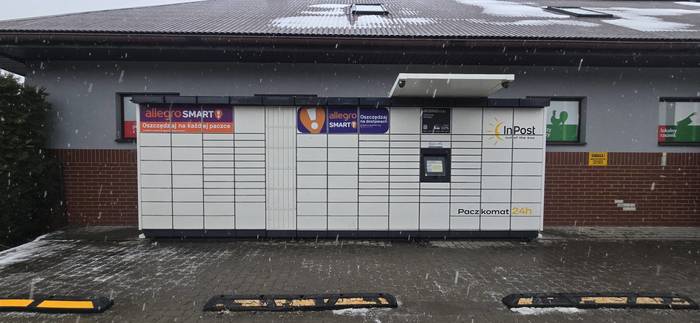 Paczkomat KWY02M Przy sklepie Delikatesy Centrum (boczny parking)