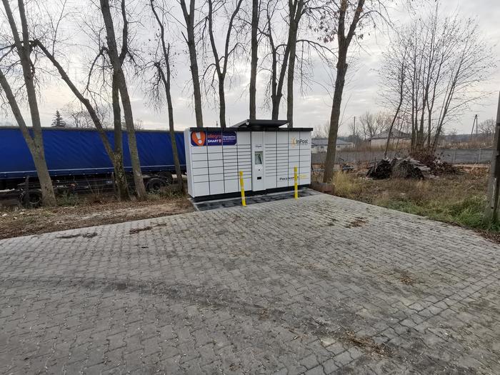 Paczkomat KXO01A Na parkingu stacji paliw INTEROIL