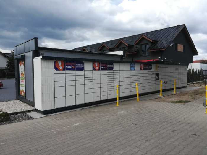 Paczkomat KXS01M Parking przy budynku usłługowo-mieszkalnym