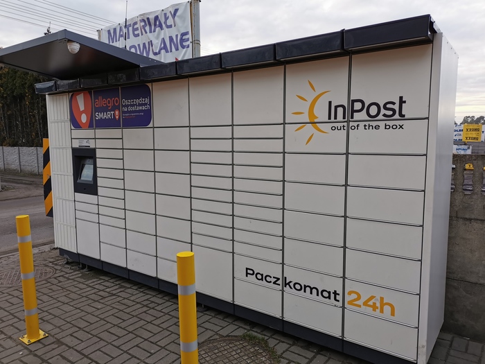 Paczkomat KXS02M Za sklepem spożywczym