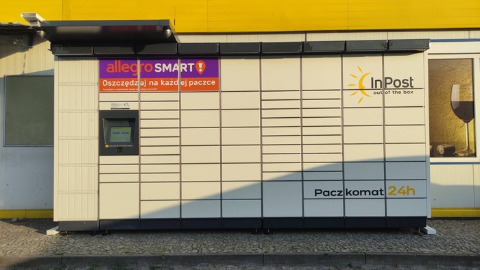 Paczkomat KYJ01M Przed sklepem spożywczym