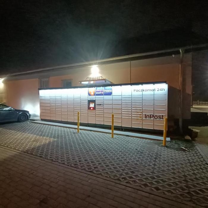 Paczkomat KYN01M Po prawej stronie od wejścia.