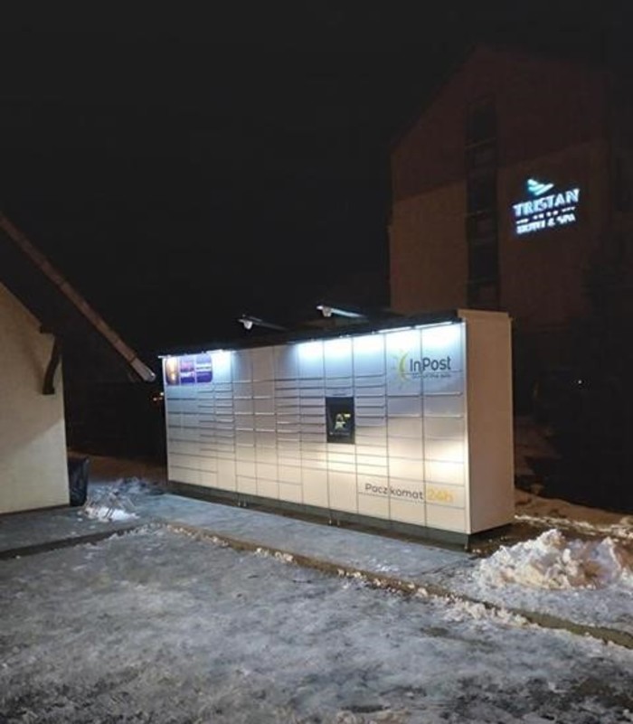 Paczkomat KYR01M przy sklepie spożywczym