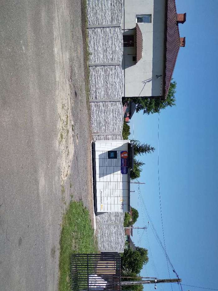 Paczkomat KYT01M Po prawej stronie wjazdu do OSP