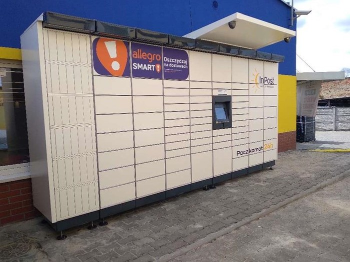 Paczkomat KYW01M Przy wejściu do Marketu Mrówka