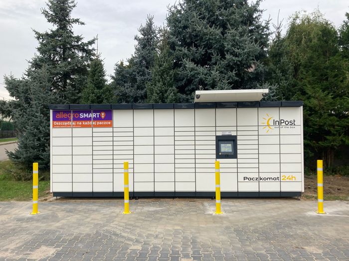 Paczkomat KYX01M Przy parkingu przed sklepem Lewiatan