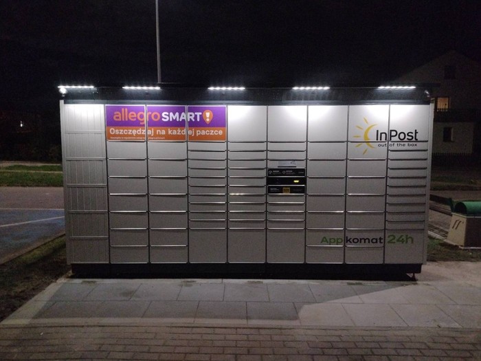 Paczkomat KYY01BAPP na parkingu
