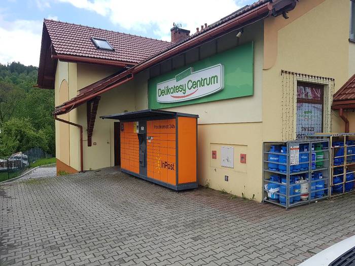 Paczkomat KYZ01G boczna ściana sklepu