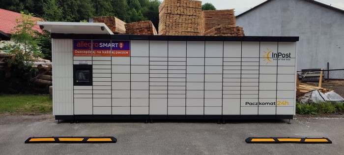 Parcel Locker KYZ01M Na parkingu przed OSP