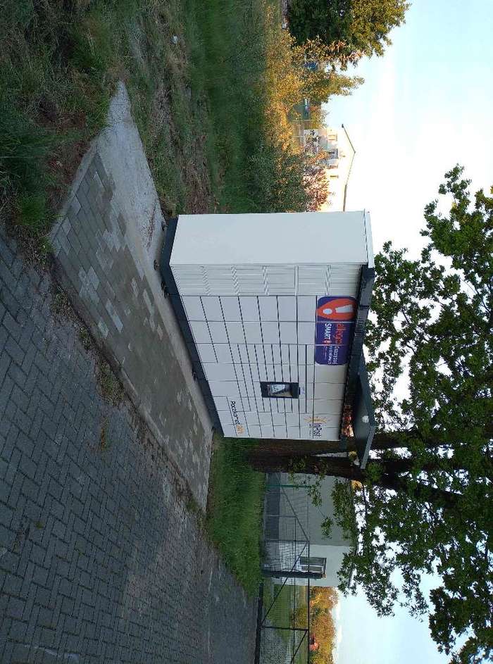 Paczkomat KZB01M Przy wjeździe na teren firmy